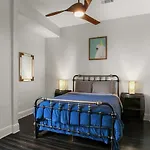 Stylish 2-Bedroom Apartment In Garden District