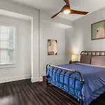 Stylish 2-Bedroom Apartment In Garden District