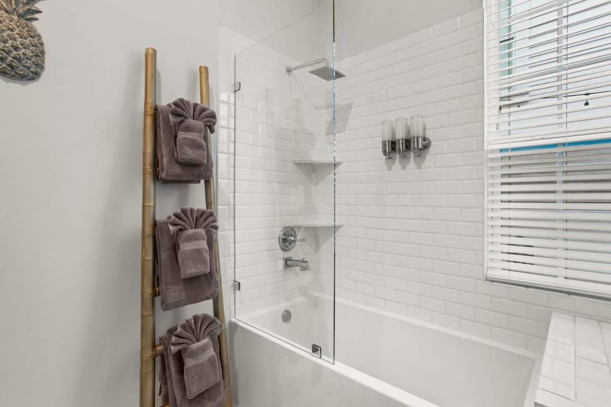 Stylish 2-bedroom In Garden District Apartment *