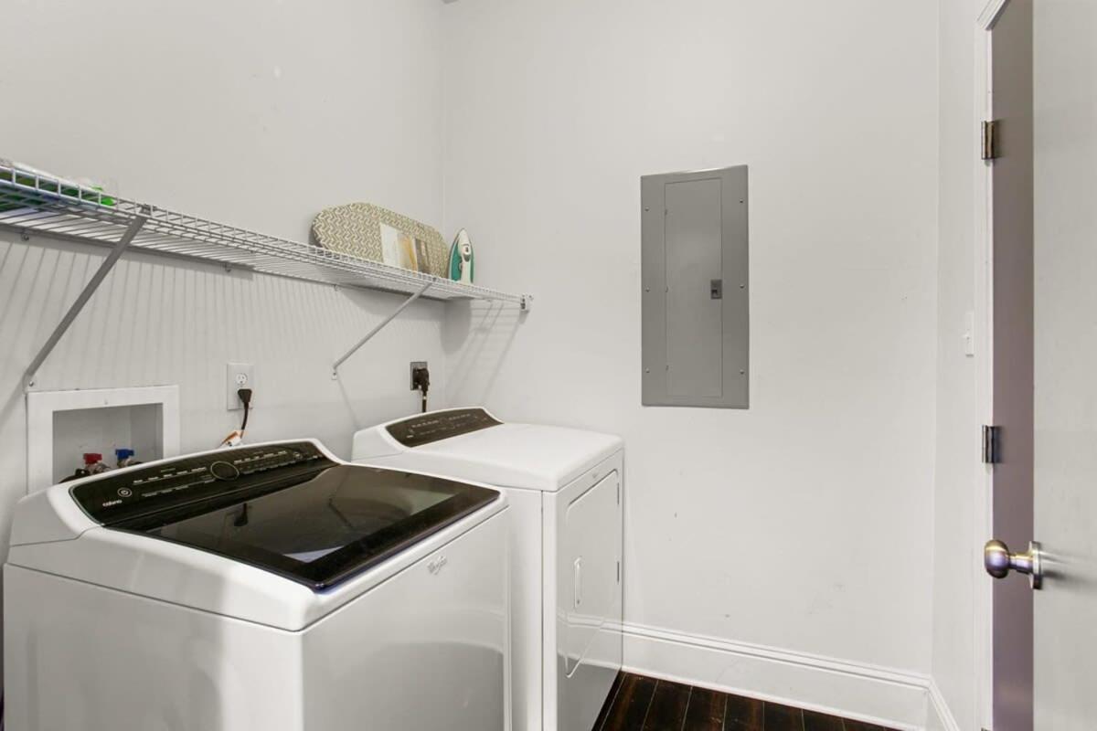 Stylish 2-bedroom In Garden District Apartment