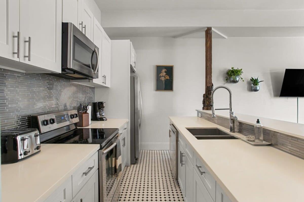 Stylish 2-bedroom In Garden District Apartment *