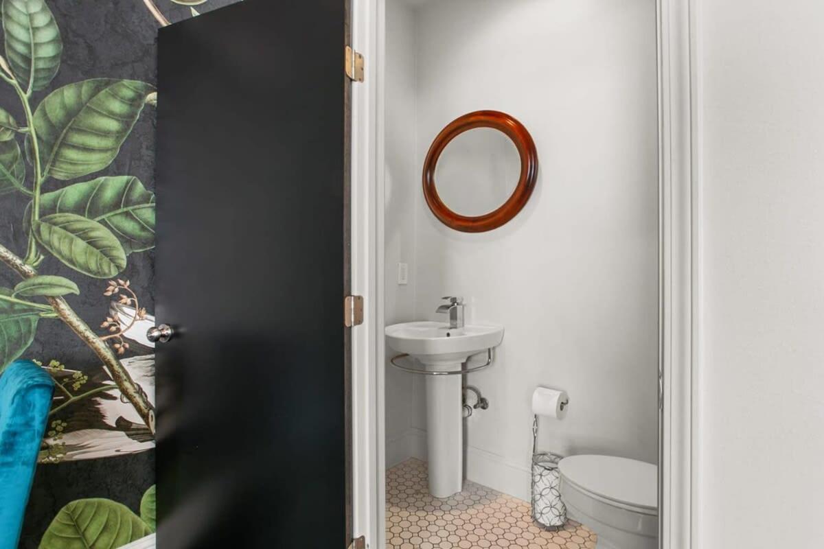 Stylish 2-bedroom In Garden District New Orleans